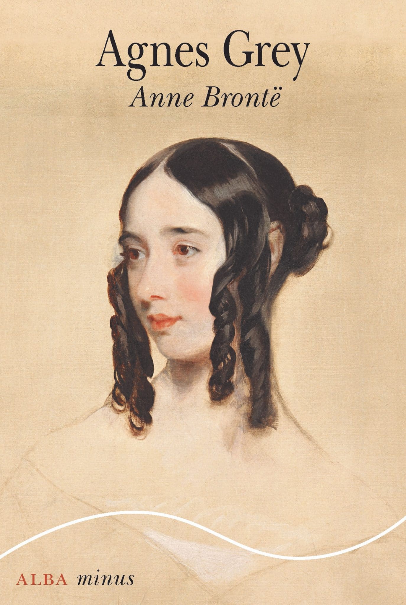 Sobre un fondo beige de aspecto envejecido aparece un retrato pintado de una joven de piel clara y cabello oscuro, peinado con un moño bajo y dos largos tirabuzones que enmarcan el rostro. La mujer mira hacia la izquierda con una expresión serena y melancólica. En la parte superior figuran el título en negro y el nombre de la autora en cursiva. En la parte inferior aparece una línea ondulada blanca y el logotipo de la colección «Alba Minus» en tonos rojizos y negros.