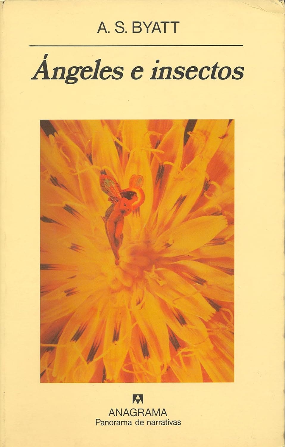 Sobre un fondo color crema aparece el nombre de la autora en la parte superior y el título en letras negras de gran tamaño. En el centro hay una ilustración dominada por tonos amarillos y anaranjados: una gran flor vista de cerca sobre la que se posa una figura femenina desnuda con alas de insecto o de hada. En la parte inferior se encuentra el logotipo de Anagrama y el nombre de la colección Panorama de narrativas.