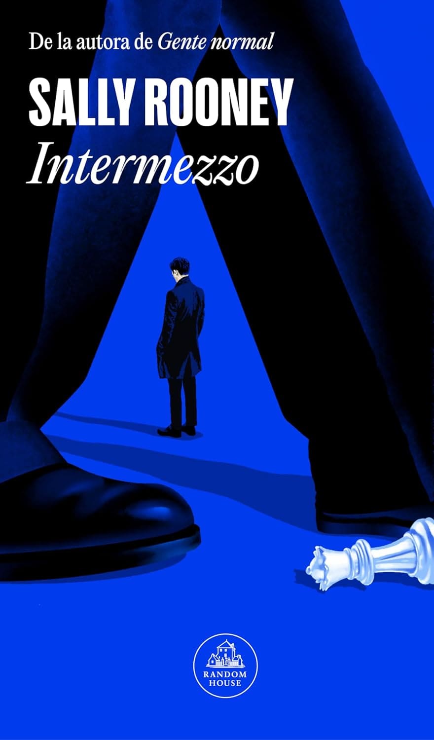 Sobre un fondo azul intenso, un hombre de espaldas con traje oscuro permanece de pie en el centro, enmarcado entre las piernas de una figura mucho más grande que ocupa casi toda la portada. En la esquina inferior derecha hay una pieza blanca de ajedrez caída. En la parte superior aparecen el nombre de la autora y el título en letras blancas, y en la parte inferior el logotipo de Random House.