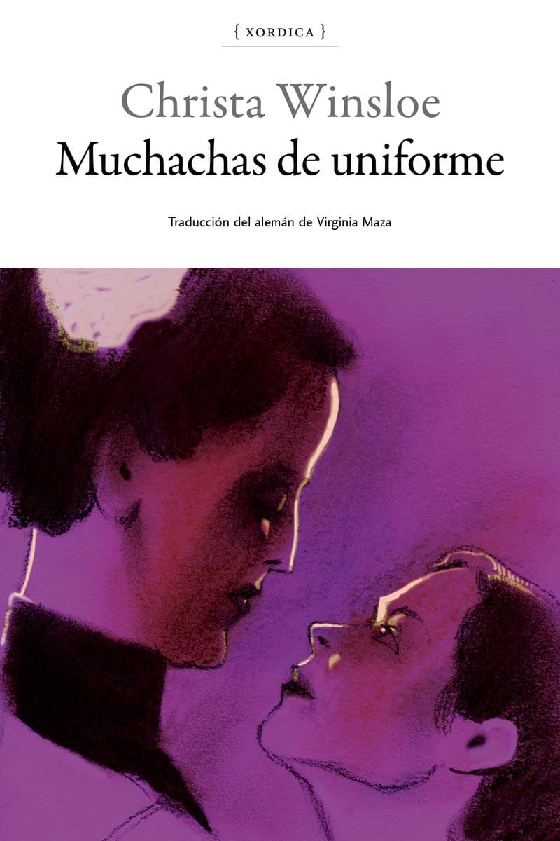 n la parte superior, sobre un fondo blanco, aparecen el nombre de la autora, el título de la novela y el crédito de la traductora, Virginia Maza. La mitad inferior muestra una ilustración en tonos violetas y morados de dos mujeres muy próximas entre sí: una, de pie y con uniforme oscuro, inclina la cabeza hacia otra mujer que la mira desde abajo con expresión intensa. Sus rostros están muy cerca, sugiriendo una escena de intimidad y tensión emocional. El fondo es difuso y monocromático en tonos púrpura, reforzando la atmósfera melancólica y contenida de la obra.