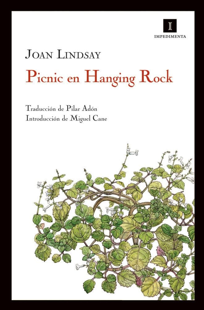 Portada de Picnic en Hanging Rock de Joan Lindsay, de la editorial Impedimenta, con fondo blanco y marco negro. En la parte superior aparecen el nombre de la autora y el título en rojo; debajo se indican la traducción de Pilar Adón y la introducción de Miguel Cane. La mitad inferior está decorada con una ilustración botánica de ramas y hojas verdes con pequeñas flores. El logotipo de Impedimenta aparece en la esquina superior derecha.